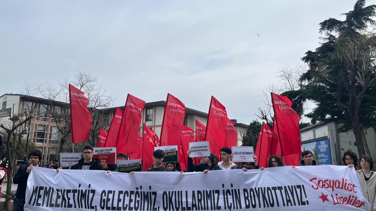 BİZLERE YAŞAM HAKKI TANIMAYAN DÜZENİNİZİ DEĞİŞTİRECEĞİZ!